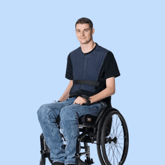 Mann im Rollstuhl traegt Duracool